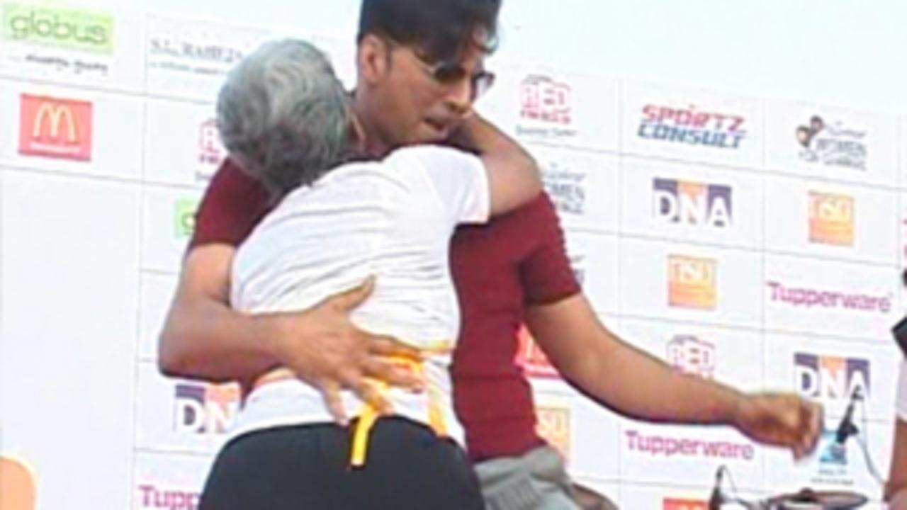 Akshay Kumar's Crazy Dance with Old Woman