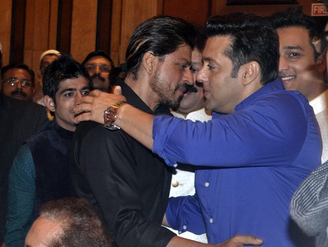 Shah Rukh Khan Hugs Salman Khan