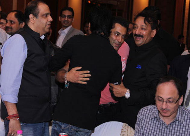 Shahrukh Khan and Salman Khan hug