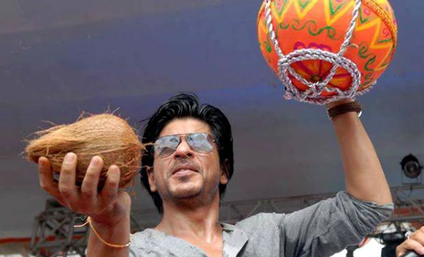Shahrukh Khan breaking dahi handi