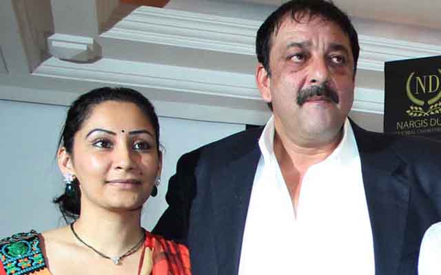 Sanjay Dutt with wife