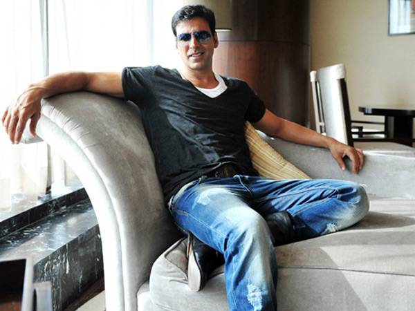 Akshay Kumar trains Mumbai cops