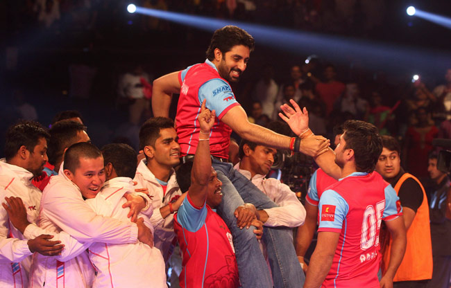 Jaipur Pink Panthers team with Abhishek Bachchan