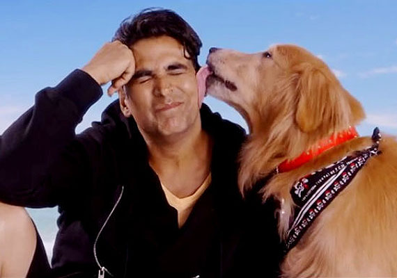 Akshay Kumar with dog in 'It's Entertainment'