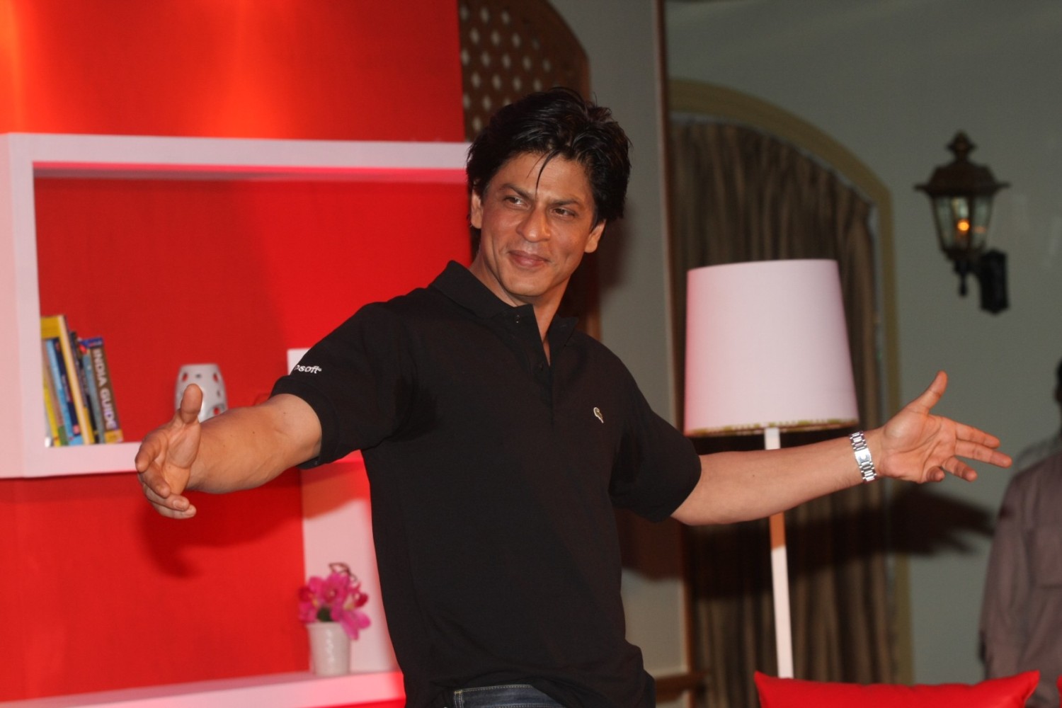 Shah Rukh Khan's Romantic Pose with Signature