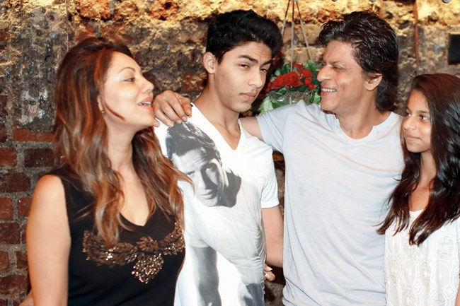 Shah Rukh Khan with Aryan, Suhana and Gori khan