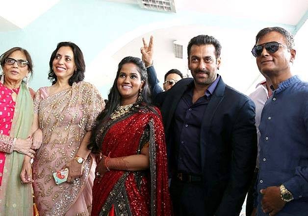 Salman with family in Mandi