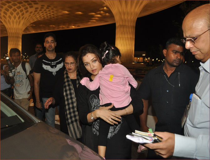 Aishwarya Rai Bachchan with daughter at airport