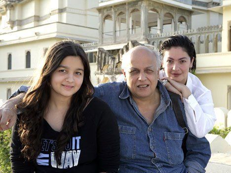 Alia Bhatt with father and sister