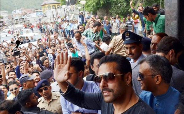 Salman Khan waving to fans