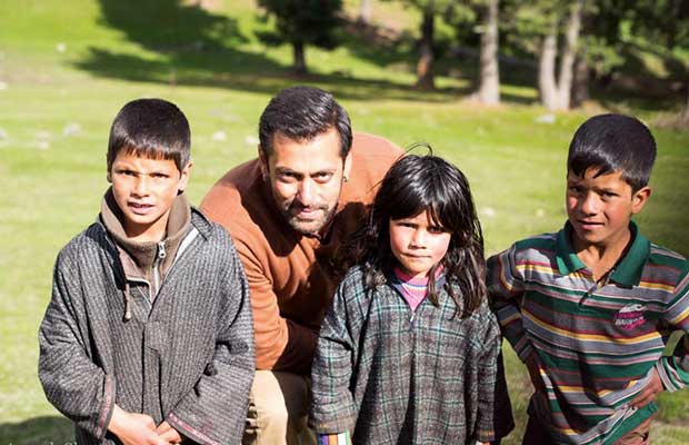 Salman Khan poses with special Kashmiri friends