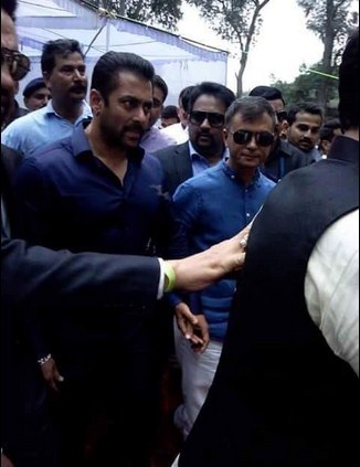 Salman Khan with crowd