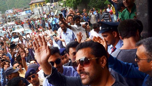 Salman waves to Himachal crowd