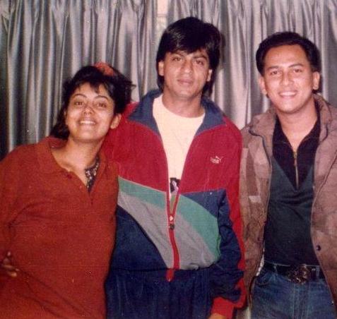 Shah Rukh Khan - Gauri Khan with friends rare picture