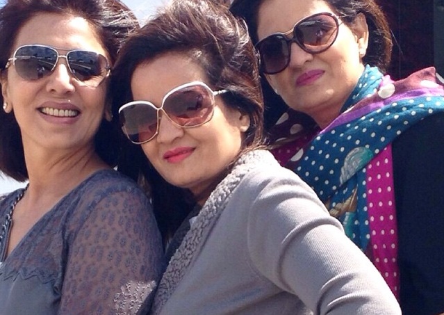 Neetu Kapoor with friends