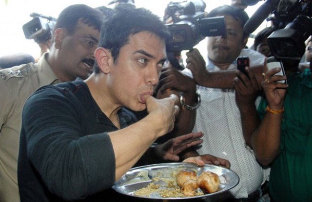 Aamir Khan eating