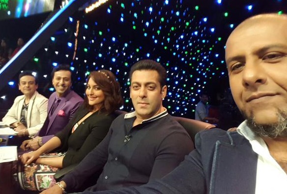 Salman Khan- Sonakshi Sinha on Indian Idol sets