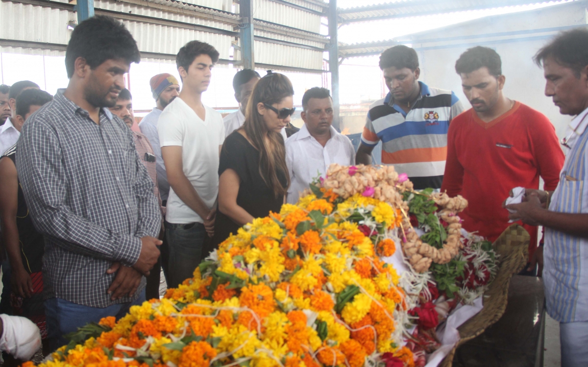Gauri Khan and Aryan at funeral