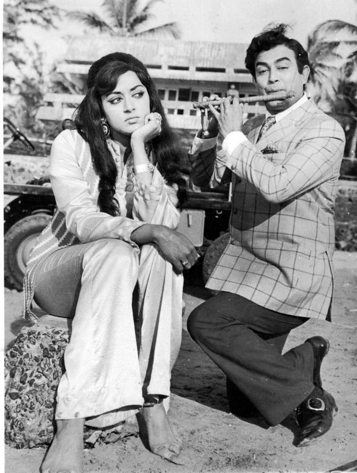 Hema Malini and Sanjeev Kumar in Seeta Aur Geeta - 1972