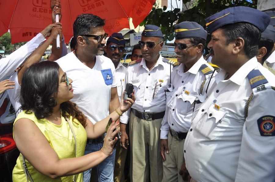 Suniel Shetty with traffic police
