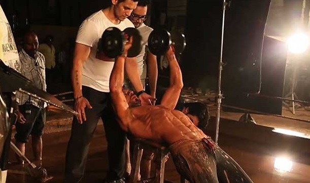 Shah Rukh Khan working out in gym