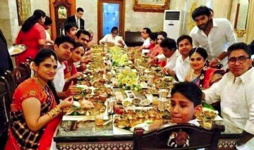 Amitabh Bachchan dining with Prabhu and family