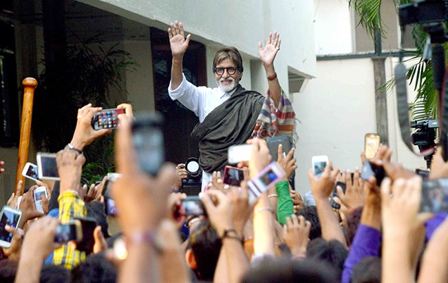 Amitabh Bachchan with his fans