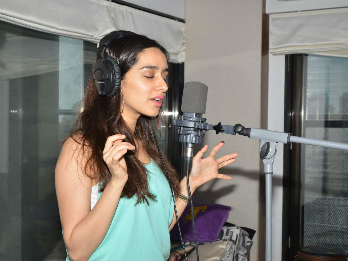 Shraddha Kapoor singing