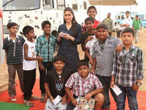 Kareena kapoor Khan with her tiny fans.