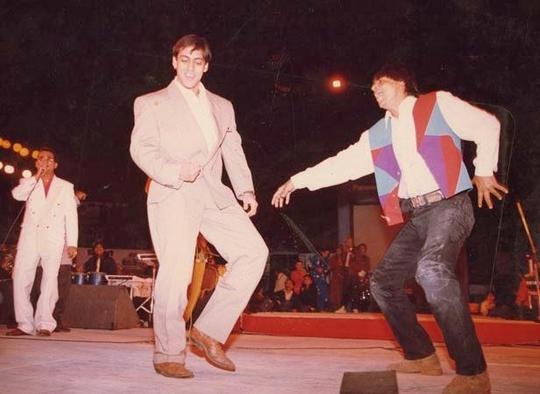 Rare picture of Shah Rukh Khan and Salman Khan dancing at a stage show.