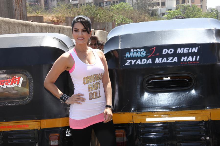 Sunny Leone in autorickshaw
