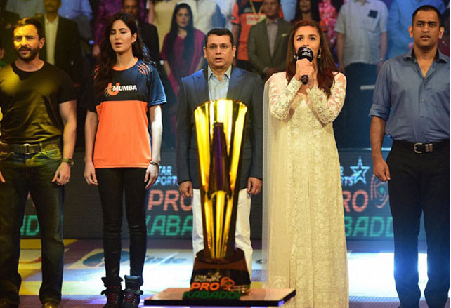 Alia Bhatt's 'Shaandaar' rendition of National Anthem at Pro Kabaddi League