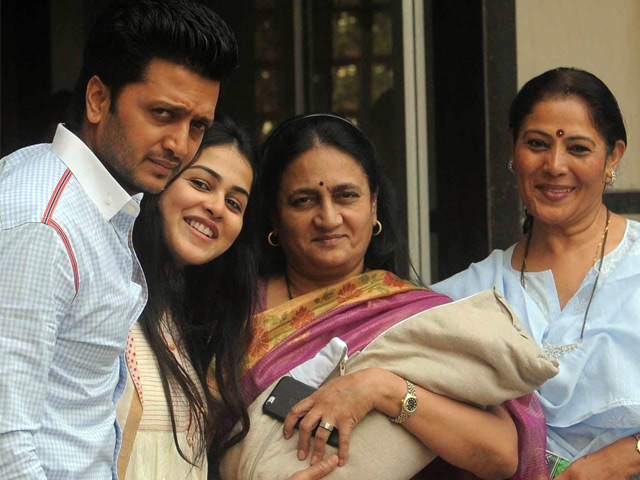 Riteish Deshmukh lives with family