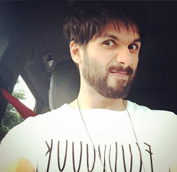 Shahid Kapoor's car selfie.