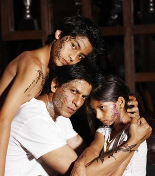 Aryan Khan with SRK and Suhana