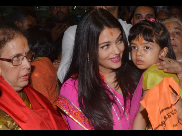 Aishwarya Rai Bachchan seeking blessing on the occasion of 'Ganesh Chaturthi'