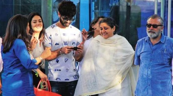 Shahid Kapoor with wife and family