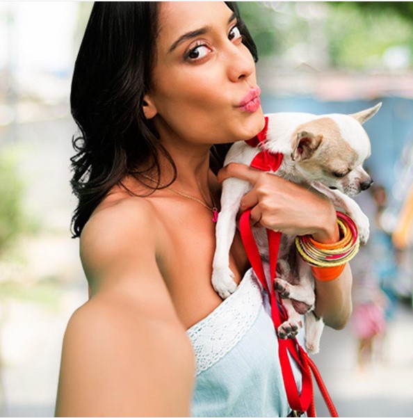 Lisa Haydon with a dog