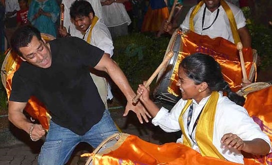 Salman Khan dancing at 'Ganpati Visarjan'