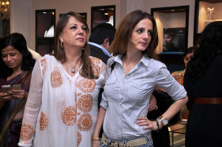 Sussanne Khan with mom