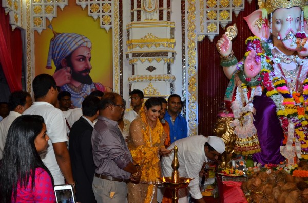 Raveena Tandon seeks Ganpati blessings