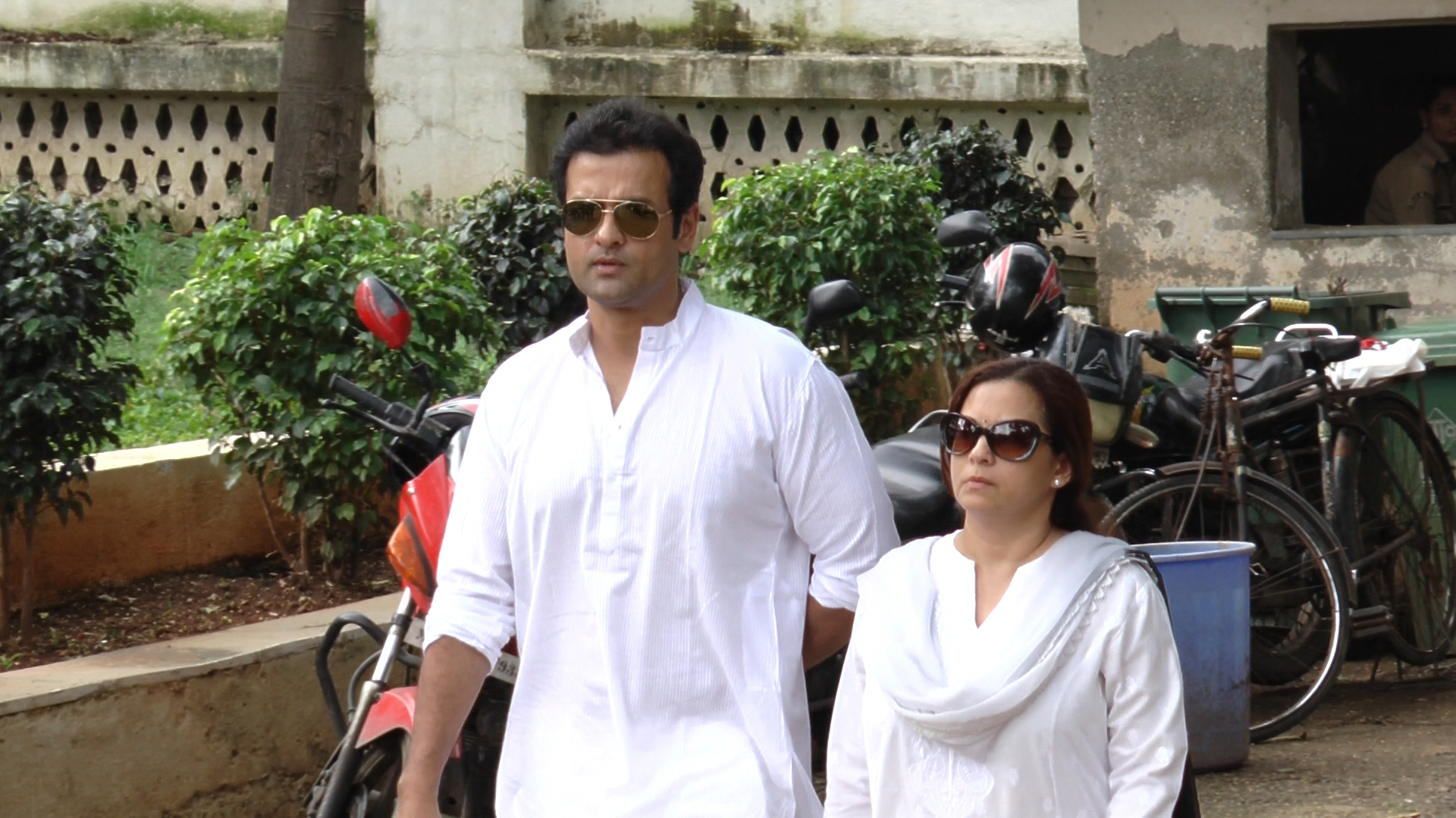 Rohit Roy with his wife Manasi Joshi Roy