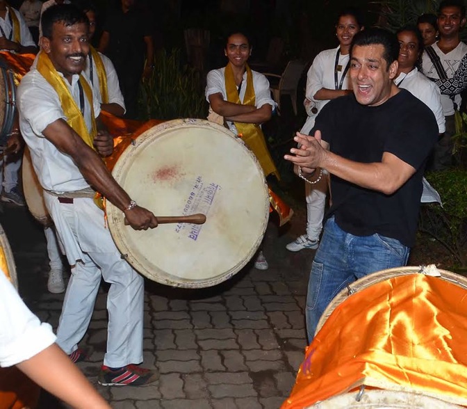Salman Khan at Ganpati visarjan