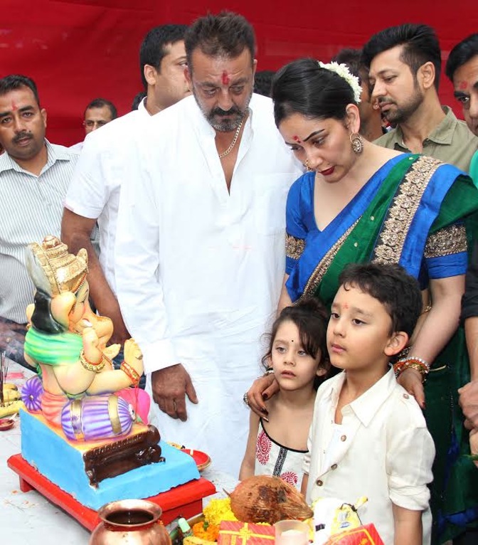 Sanjay Dutt with his Family