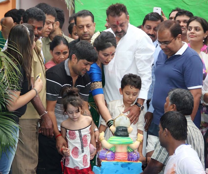 Sanjay Dutt with his Family