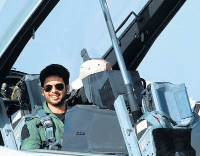 Shahid Kapoor flying American F-16