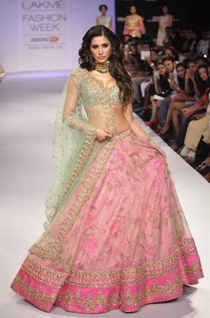 Nargis Fakhri looks gorgeous in this beautiful outfit.