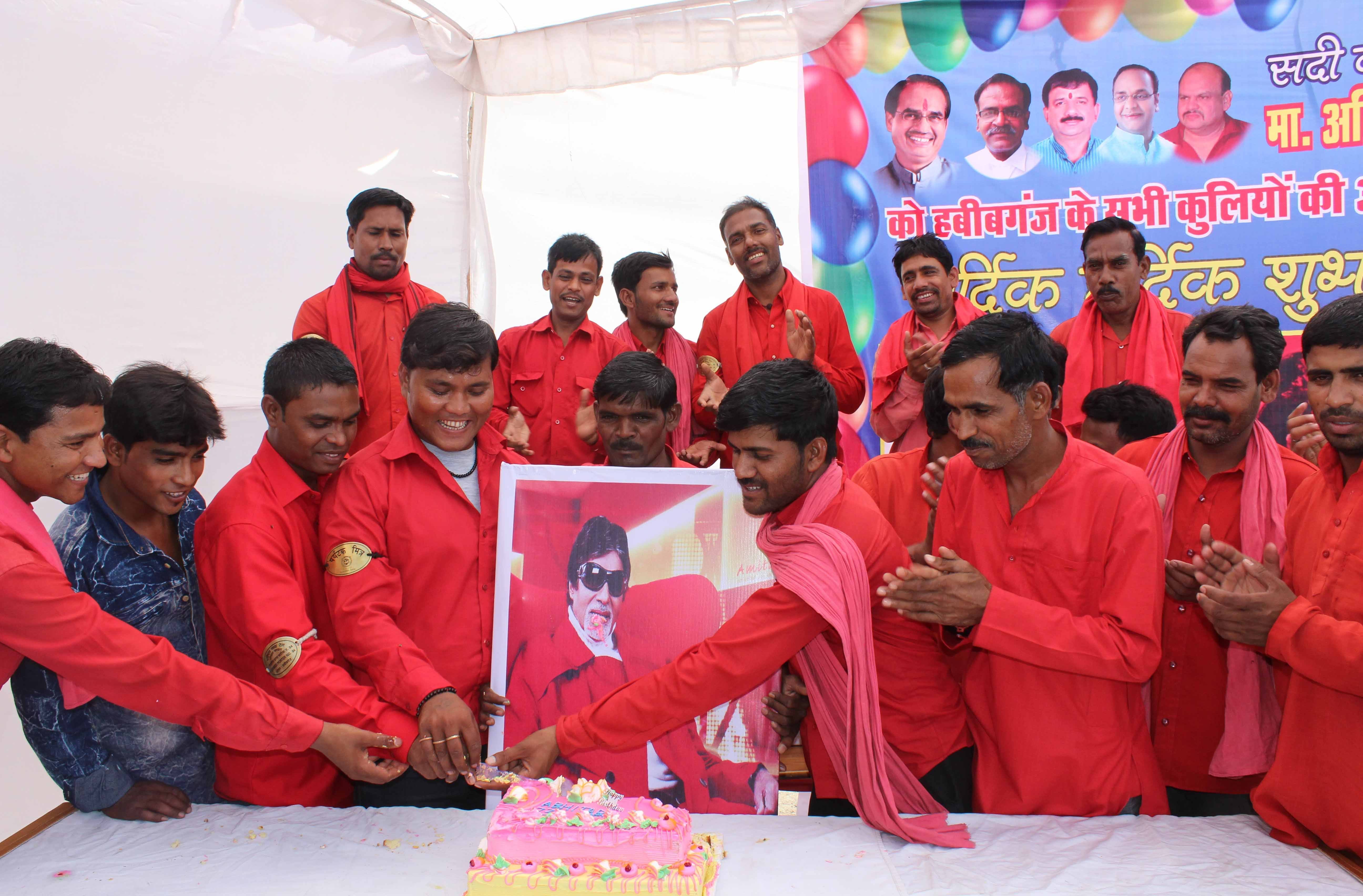Coolies celebrate Amitabh Bachchan's birthday