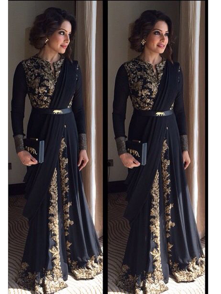 Bipasha Basu looks gorgeous in this beautiful outfit.