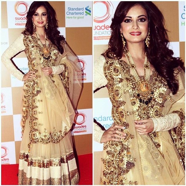 Dia Mirza looks gorgeous in this beautiful outfit.